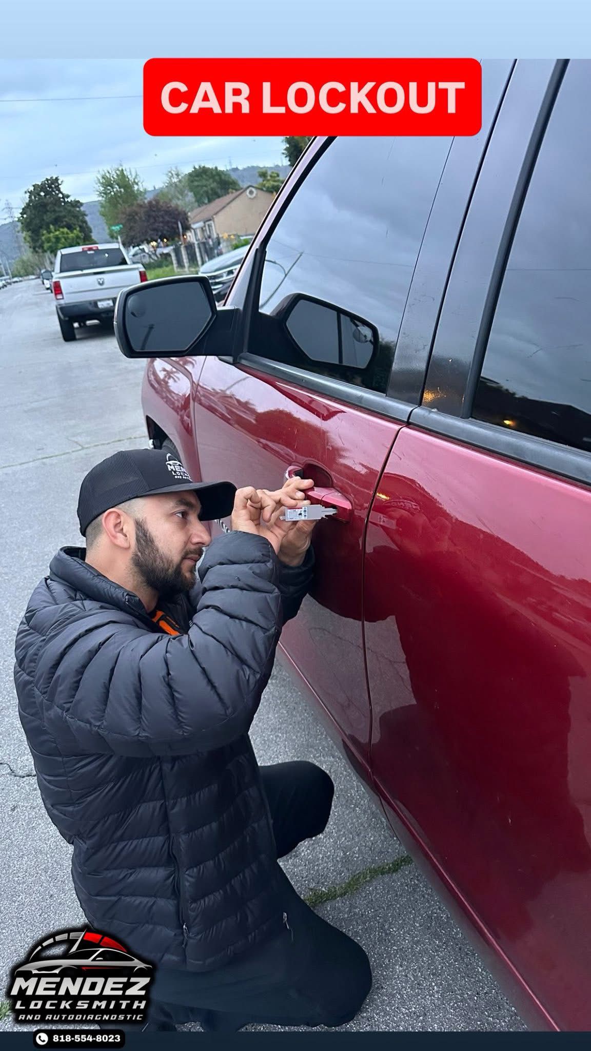 Locksmith opening red SUV – Car Lockout service Los Angeles