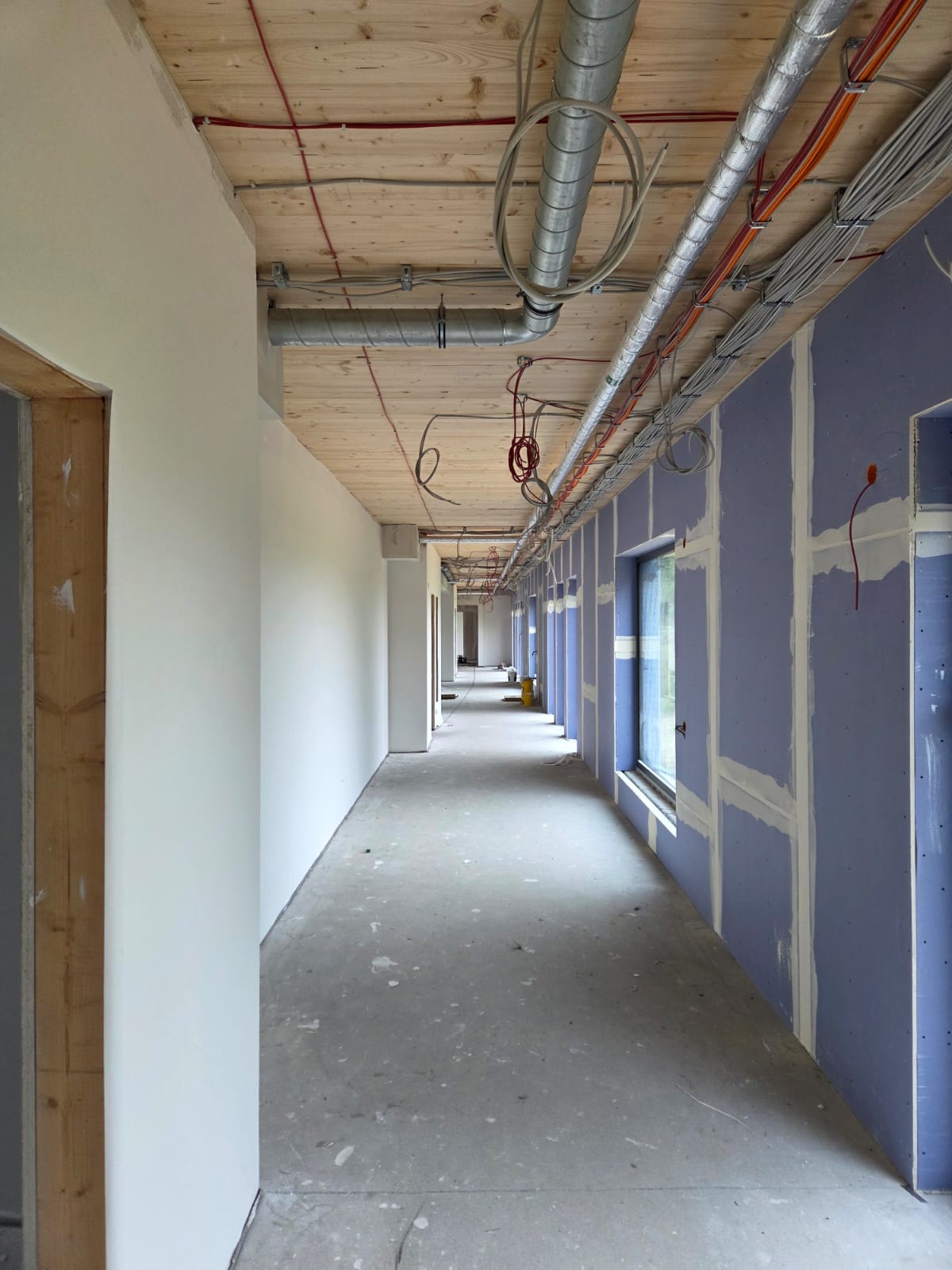 Trockenbau arbeiten mit neuen Wänden